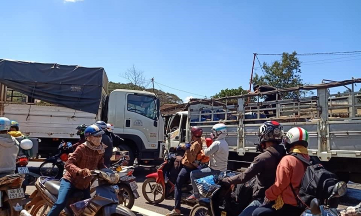 Tai nạn liên tiếp khiến 5 xe dính nhau, QL14 tắc nghẽn nhiều giờ